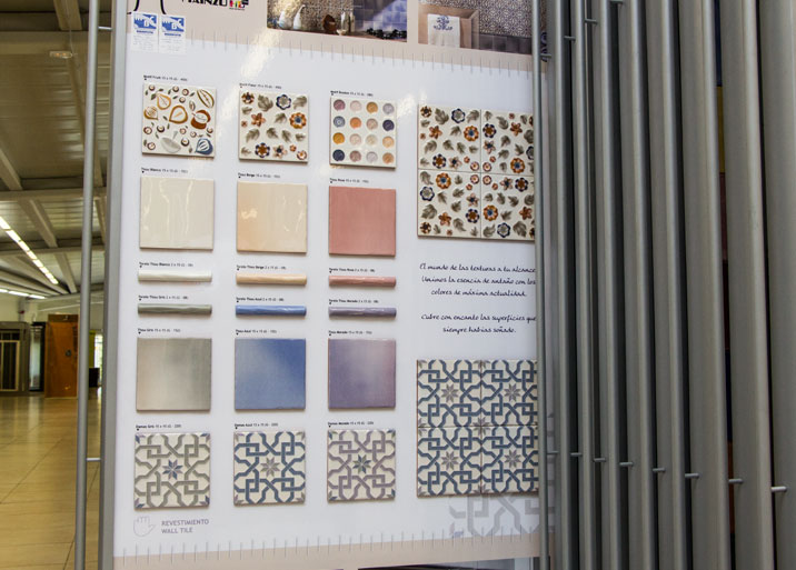 Amplio muestrario de azulejos de estilo rústico con distintos motivos en Buenavista